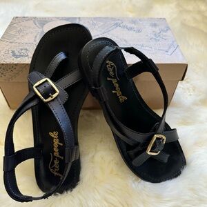 🆕 NWT + Box Free People - La Risa Flat Sandal in Black 🩴